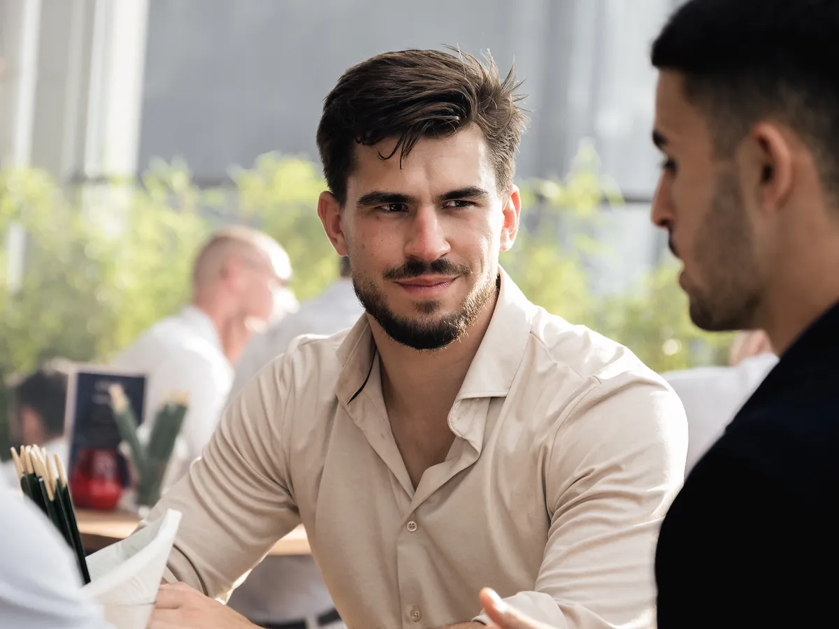 Tim Tielkemeijer talking with a client at a table