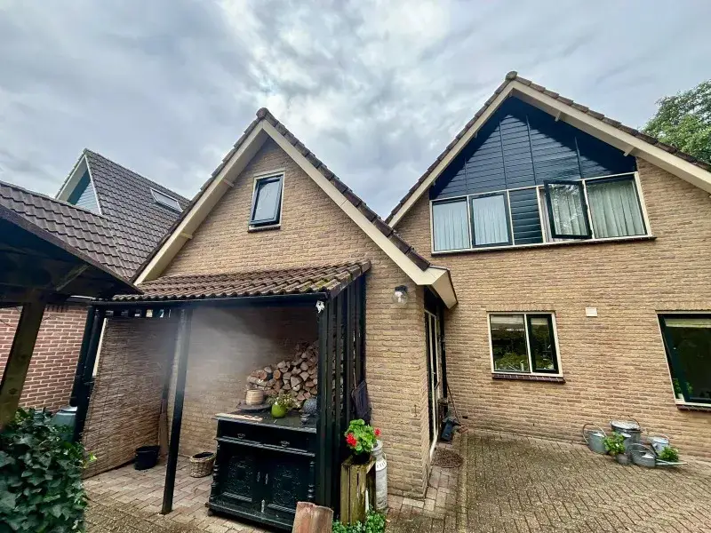 Woning met pas geschilderd houtwerk en kozijnen